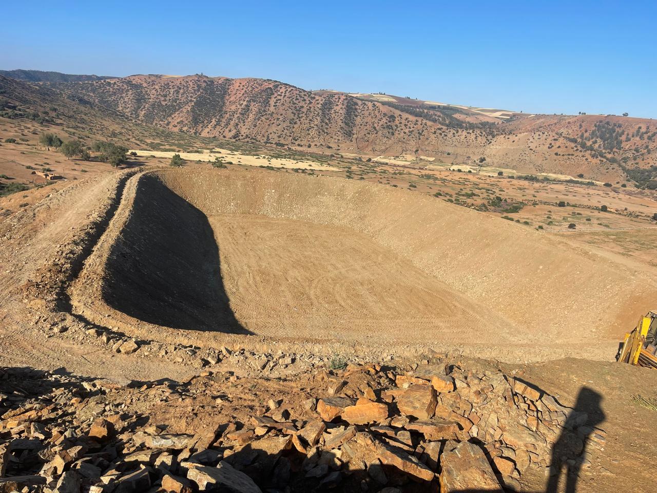 Grand bassin de rétention d'eau en zone aride