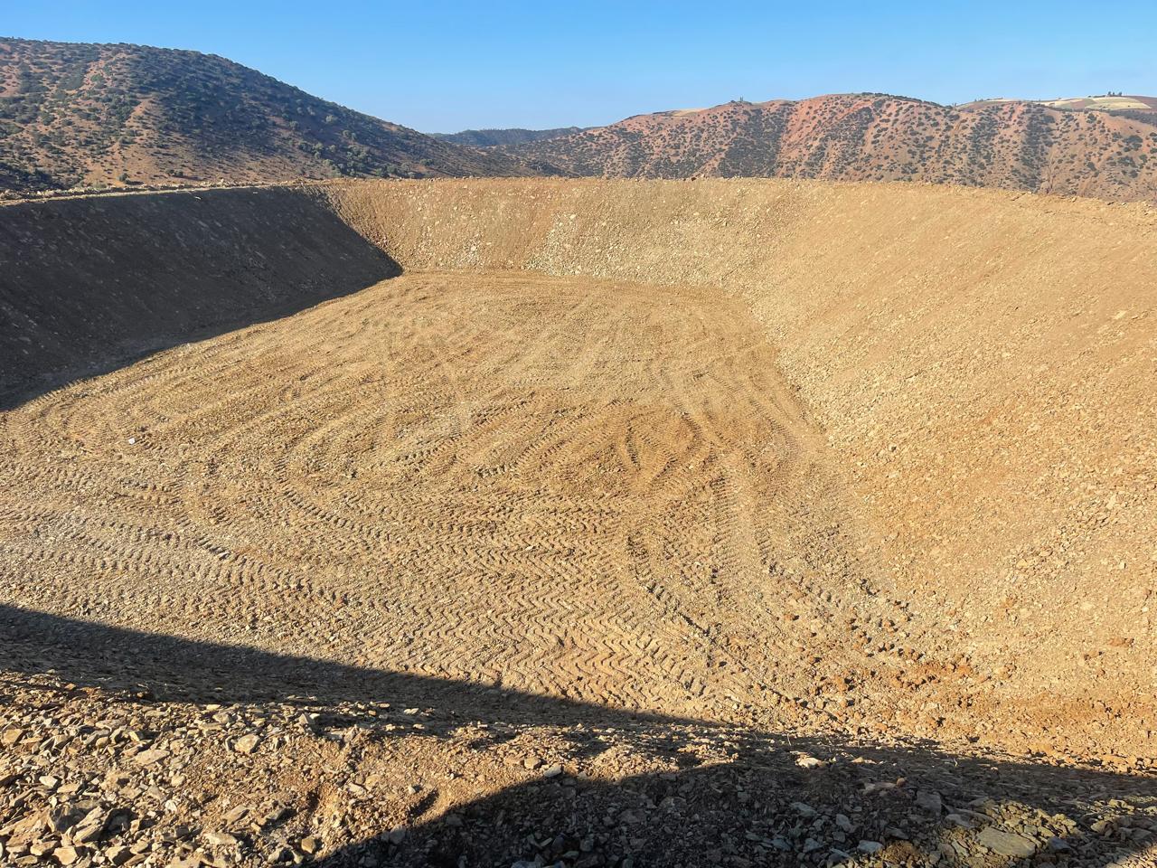 Construction d'un réservoir d'eau en terrain montagneux
