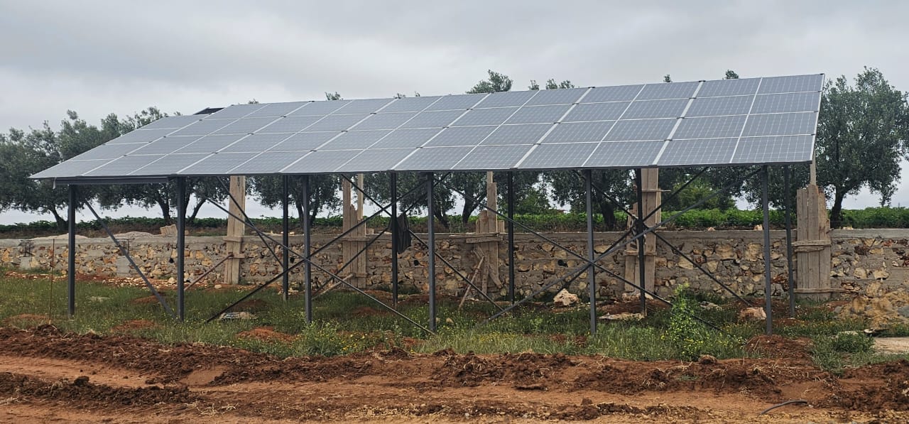 Installation de panneaux solaires près d'un mur en pierre