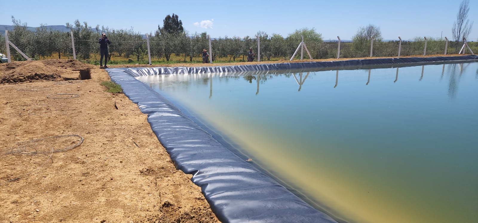 Bassin de stockage d'eau terminé avec eau